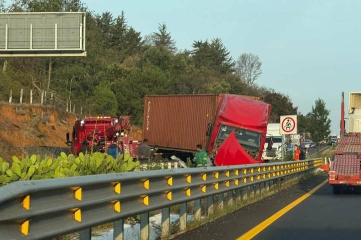 Se registra accidente de tractocamión en la Siglo XXI, tramo Pátzcuaro-Uruapan