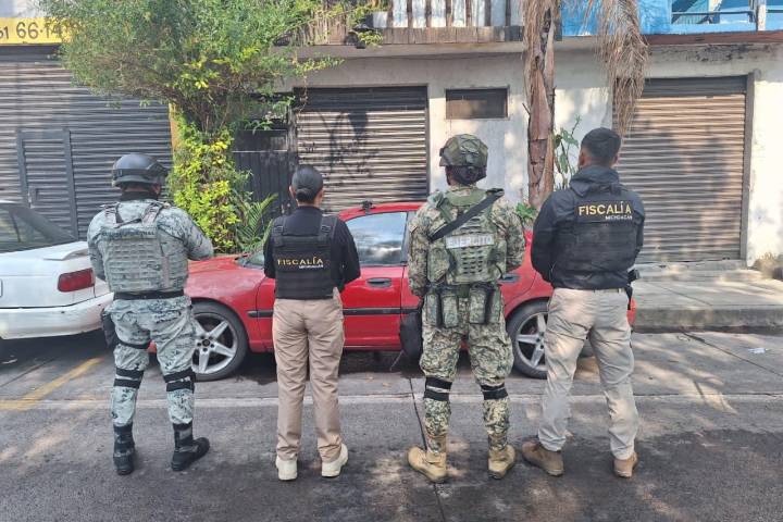 FGE ejecuta tres cateos en Morelia; asegura más de 2 mil dosis de narcótico y detiene a tres personas
