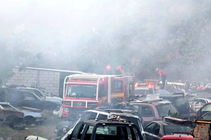 Se registra incendio en "deshuesadero" de Tacámbaro
