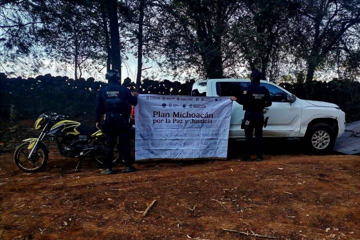 GC asegura dos vehículos robados y chalecos tácticos en Pátzcuaro