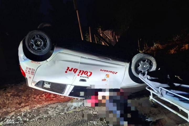 Taxista queda herido tras la volcadura de su auto en la Zitácuaro-Aputzio