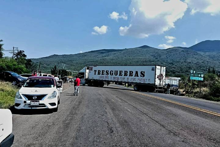 Bloquean carretera de Tangancícuaro por homicidio de maestro en Aquila