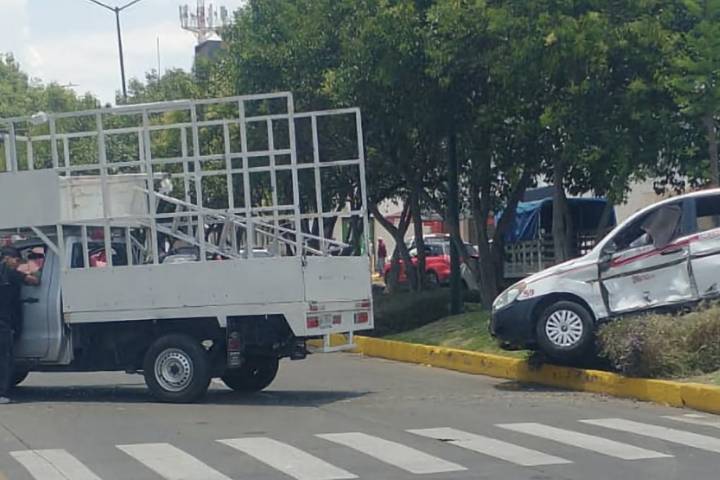 Choque entre camioneta y taxi deja un lesionado en la Chapultepec Sur