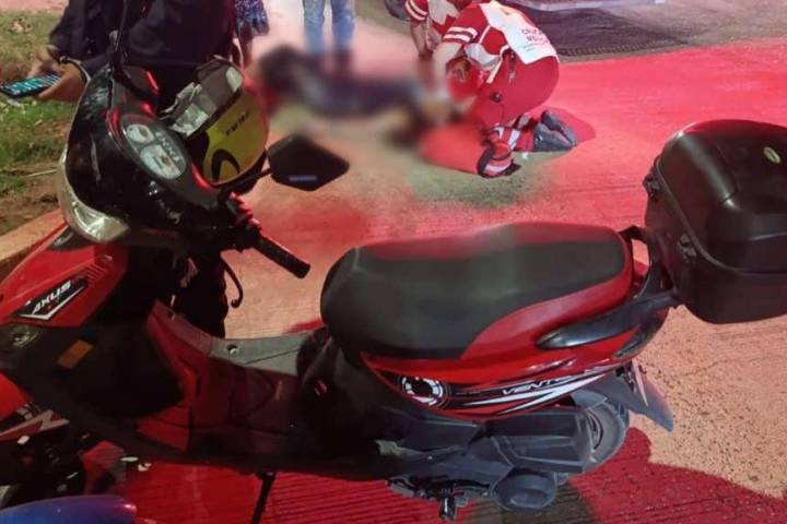 Se accidenta mujer motociclista en la región de Huetamo