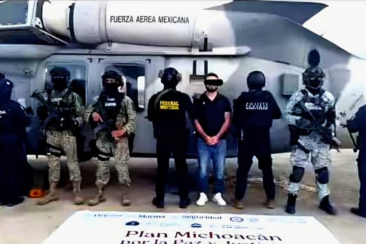 Detienen a "El Repollo", presunto lugarteniente criminal, durante operativo federal en Tepalcatepec