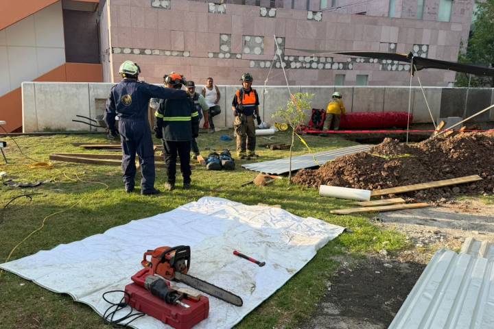 Colapso de tierra atrapa a obrero en una zanja en instalaciones del Hospital Regional IMSS Charo