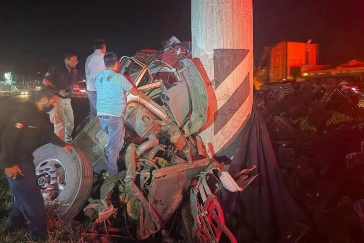 Camión limonero choca contra base de puente en la Morelia-Pátzcuaro; hay un muerto y un herido