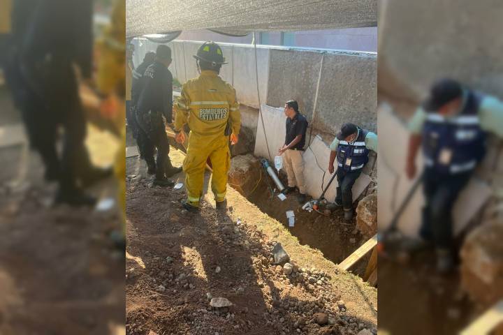 Bomberos de la CEPCM rescatan a obrero parcialmente sepultado en una zanja de las instalaciones del IMSS Charo