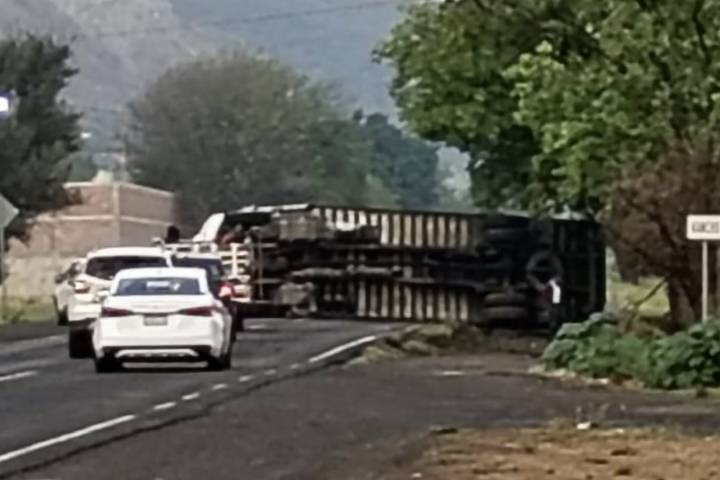 Vuelca tráiler en la carretera Tarímbaro-Zinapécuaro; solo hubo daños materiales