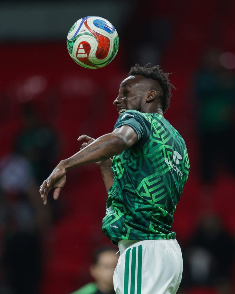 México golea a Serbia