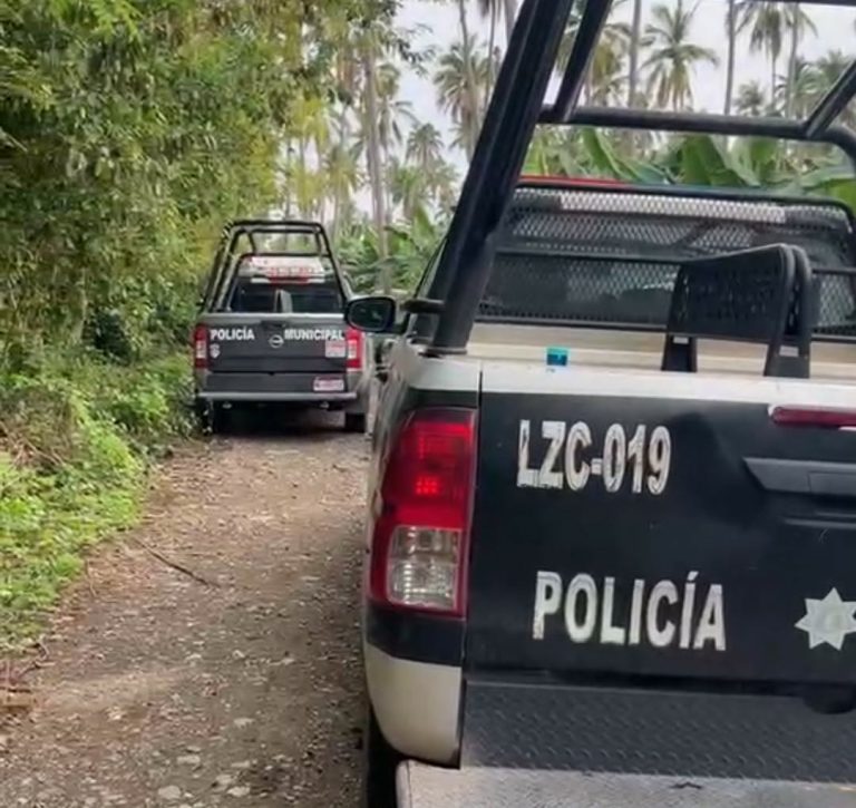 Hallan a dos hombres muertos dentro de camioneta volcada
