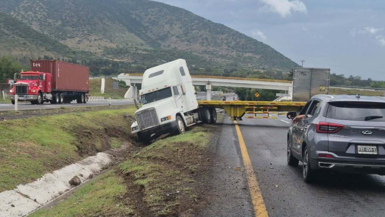 Choque entre tráileres provoca caos vial en la Autopista de Occidente