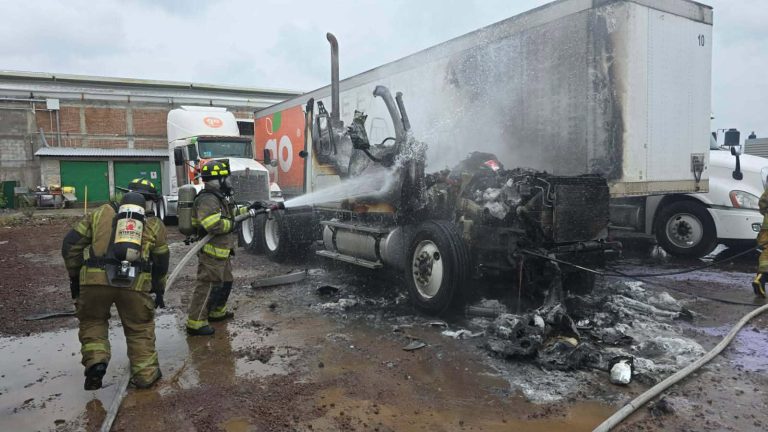 Arde tractocamión en patio de maniobras del Grupo Ortiz en Morelia