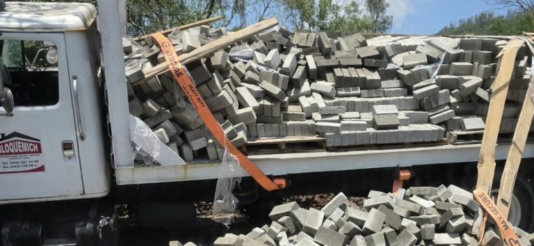 Camión de «Bloquemich»se estrella contra camellón de la avenida Rotarismo, al sur de Morelia