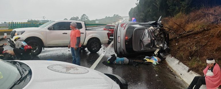 Choque – volcadura deja dos personas sin vida, en la autopista Siglo XXI