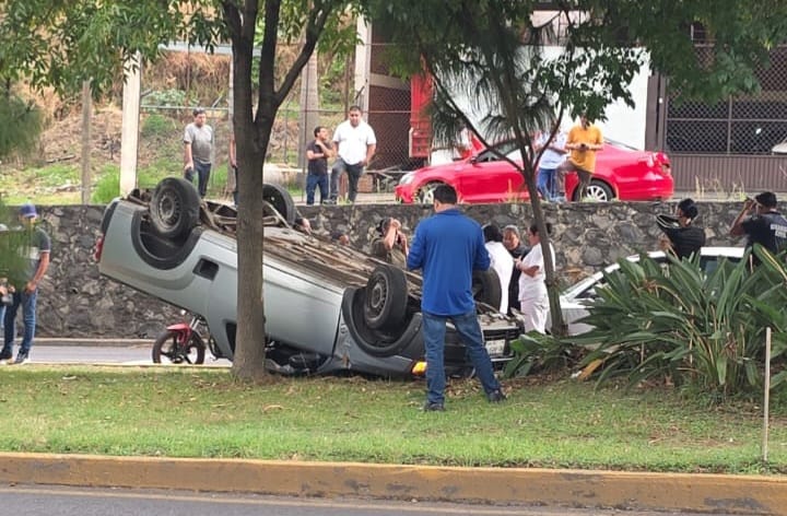 Fallecen dos alumnas de la UNICLA al volcar su camioneta, en la Calzada Benito Juárez