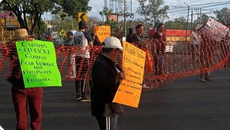 Bloquean vecinos el Libramiento Norte de Morelia por falta de agua en sus colonias