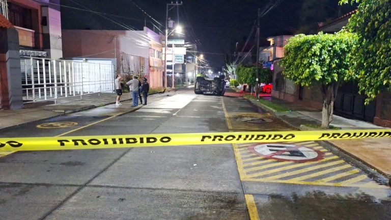 Conductor de camioneta vuelca y muere, tras ser atacado a balazos, en el Barrio La Magdalena de Uruapan