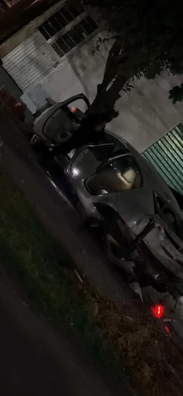 Persecución y balacera termina con aun auto chocado, en Apatzingán