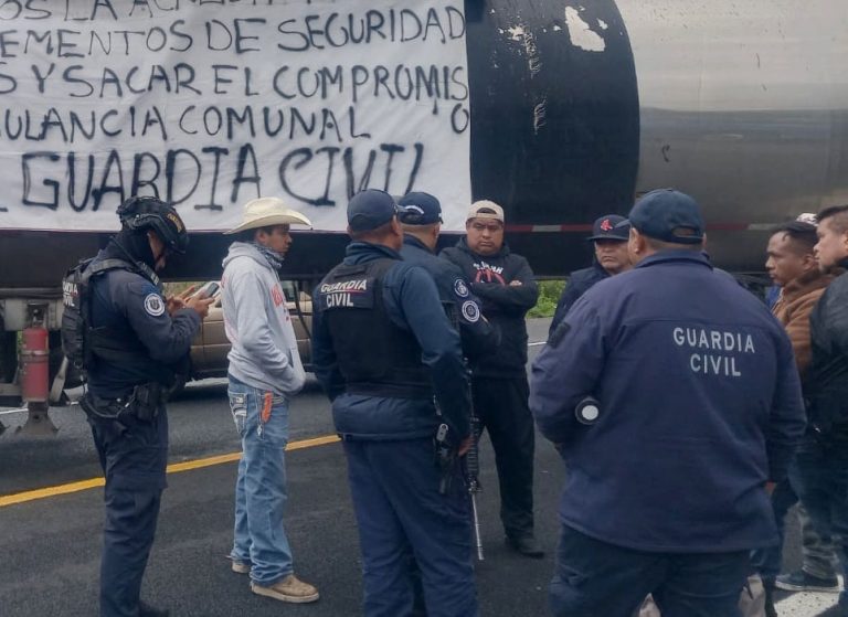 Retienen a 6 policías en bloqueo de Pomacuarán