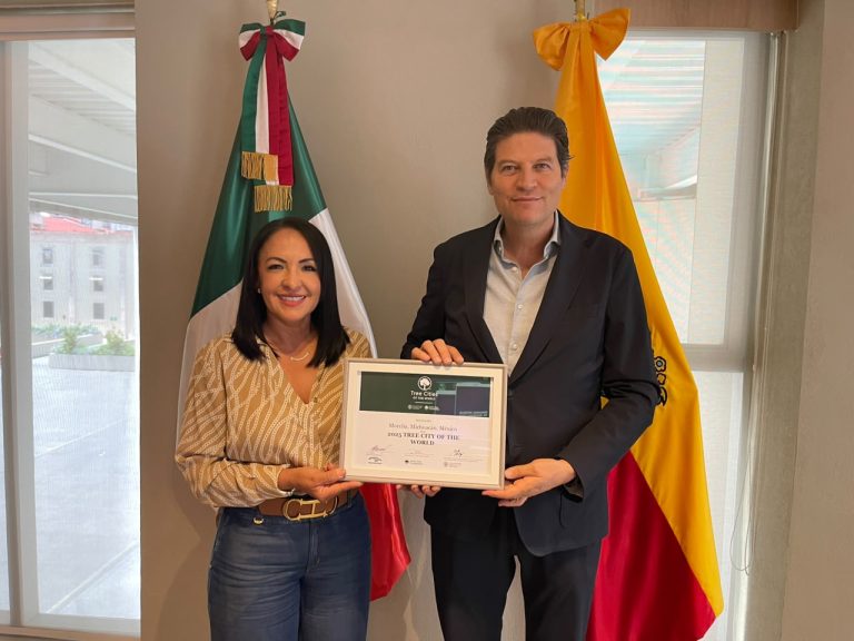 Recibe Alfonso Martínez reconocimiento internacional que distingue a Morelia como «Ciudad Árbol»