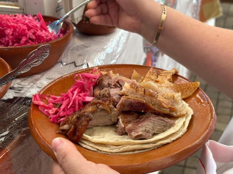 Michoacán proyecta su riqueza gastronómica ante aficionados del fútbol en CDMX