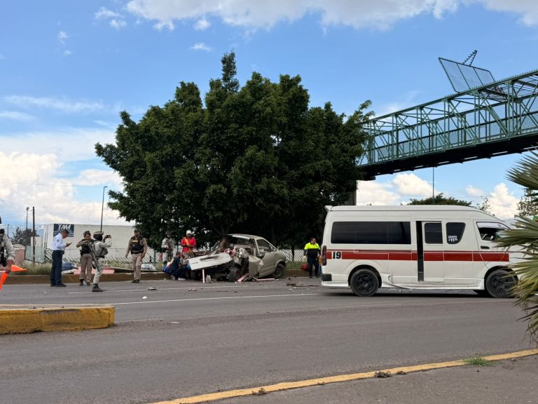 Choque entre combi y camioneta deja un lesionado frente a la TAM