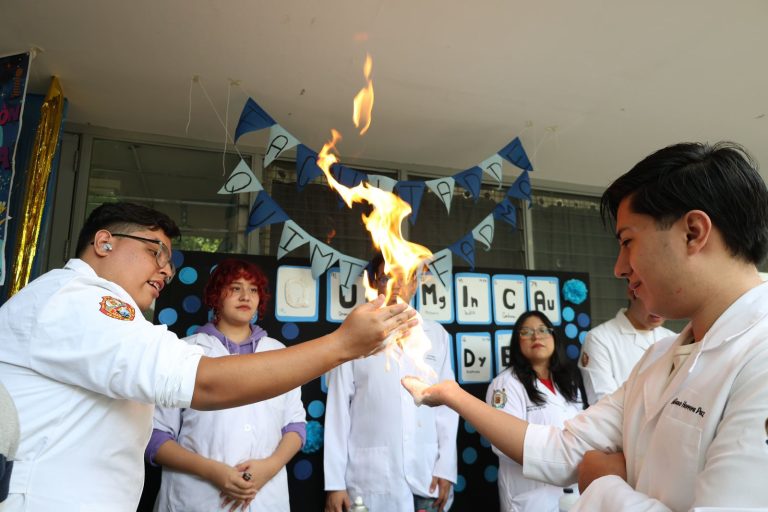 La UMSNH recibe a cientos de familias en el Tianguis de la Ciencia.
