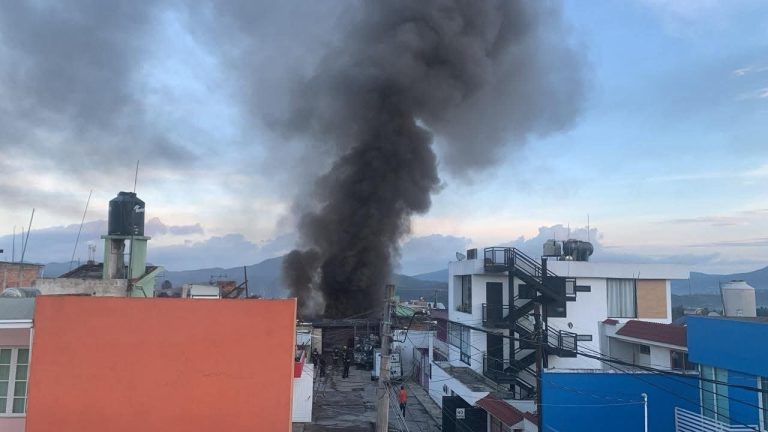 Arde bodega de reciclaje en la colonia México 68, Zitácuaro