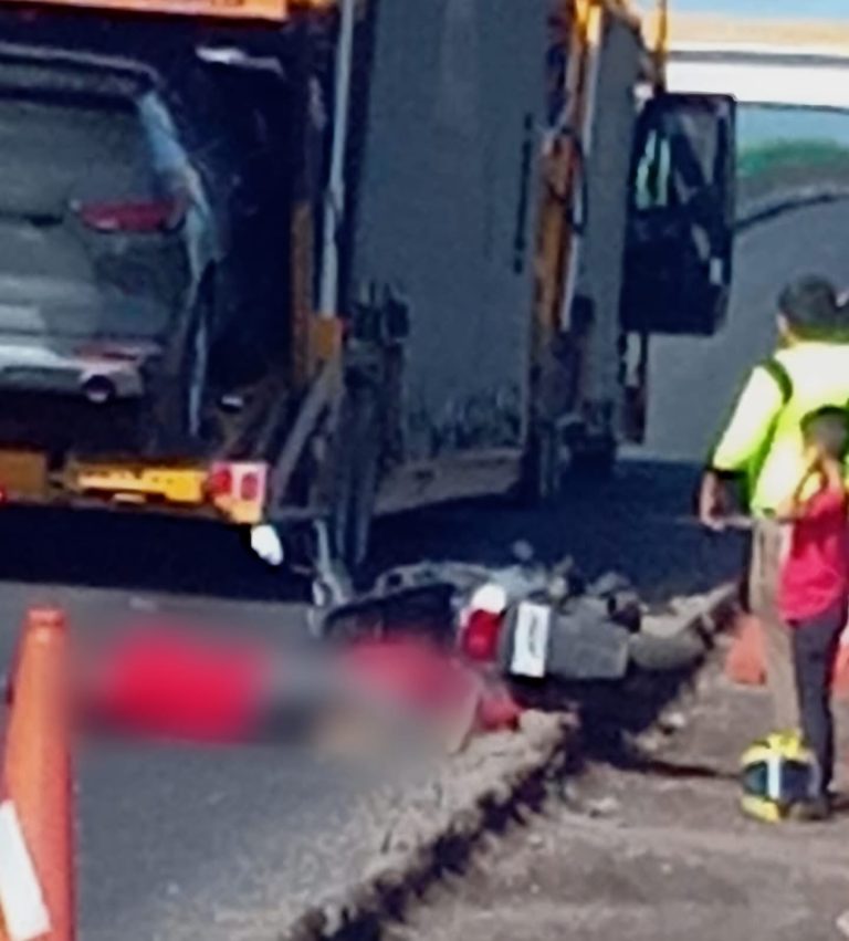 Joven motociclista muere arrollada por camión nodriza, en la autopista Siglo XXI