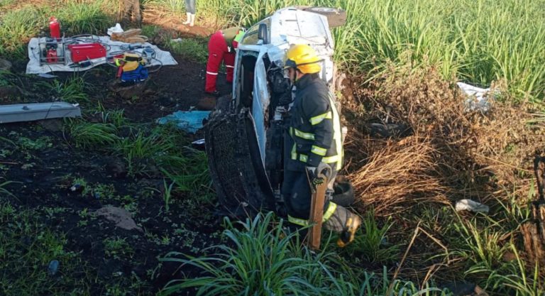 Automovilista resulta lesionado tras volcadura en la carretera Tacámbaro-Puruarán