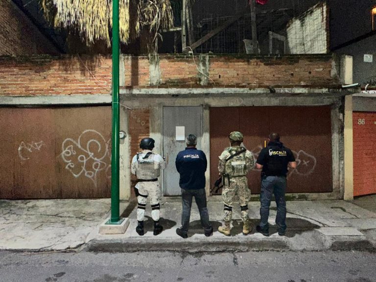 Fiscalía General ejecuta tres cateos en Morelia; asegura más de mil 400 dosis de metanfetamina y detiene a tres personas