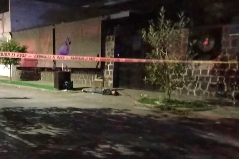 Un muerto y dos heridos deja agresión armada por fuera de cervecería, en Uruapan
