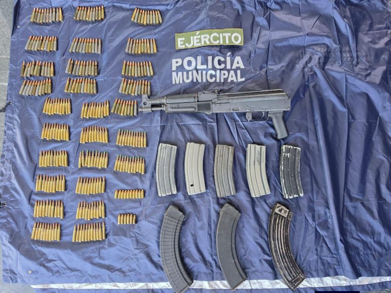 Autoridades aseguran auto con armamento en Lázaro Cárdenas